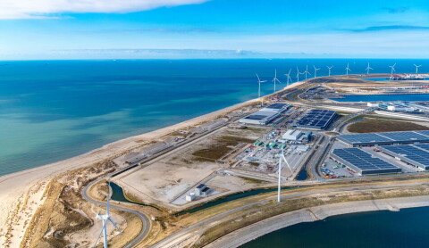 Luchtfoto conversiepark electrolyzer komt links midden achter duinen martensmultimedia
