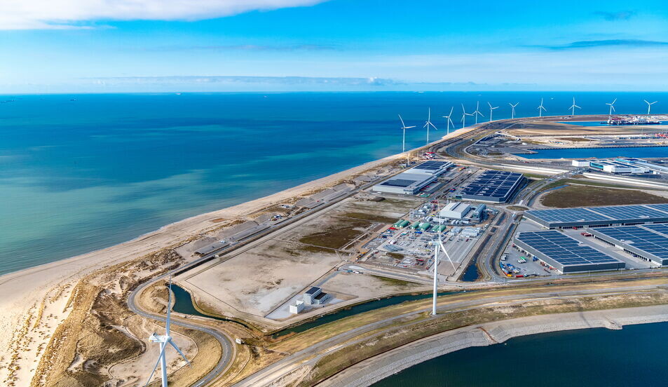 Luchtfoto conversiepark electrolyzer komt links midden achter duinen martensmultimedia