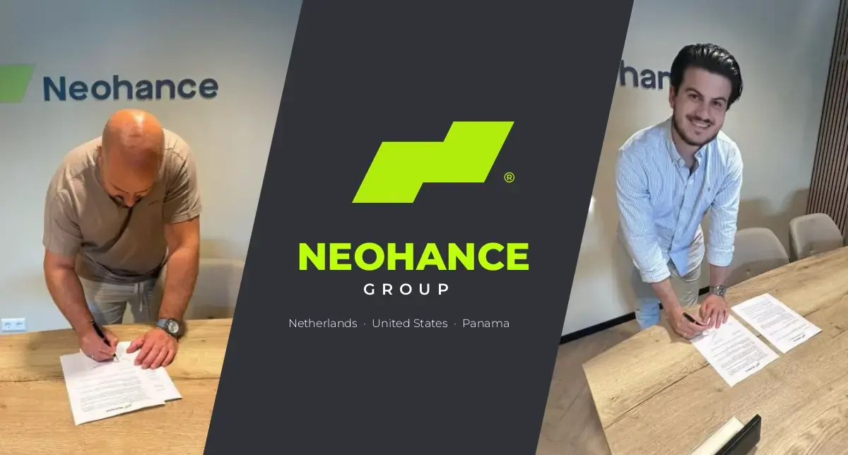 Fausto Tumolo, Group CEO, en Vincenzo Tumolo, Group COO, ondertekenen documenten op het kantoor van Neohance